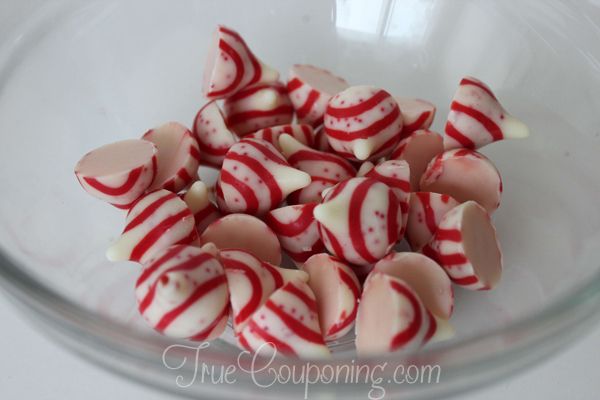 Peppermint-Kisses-for-Dipped-Oreos