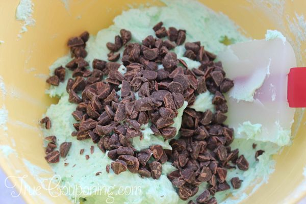 Mint-Chocolate-Chip-Cupcakes-Frosting